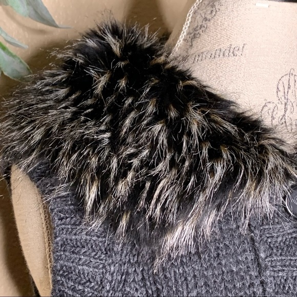 Loft ~ Sweater Vest with Faux Fur Collar - Picture 4 of 9